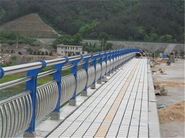 通化不锈钢桥梁护栏的特性及其在现代建筑中的应用